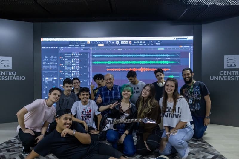 Curso de audiovisual produz cover de música em workshop com produtor cascavelense