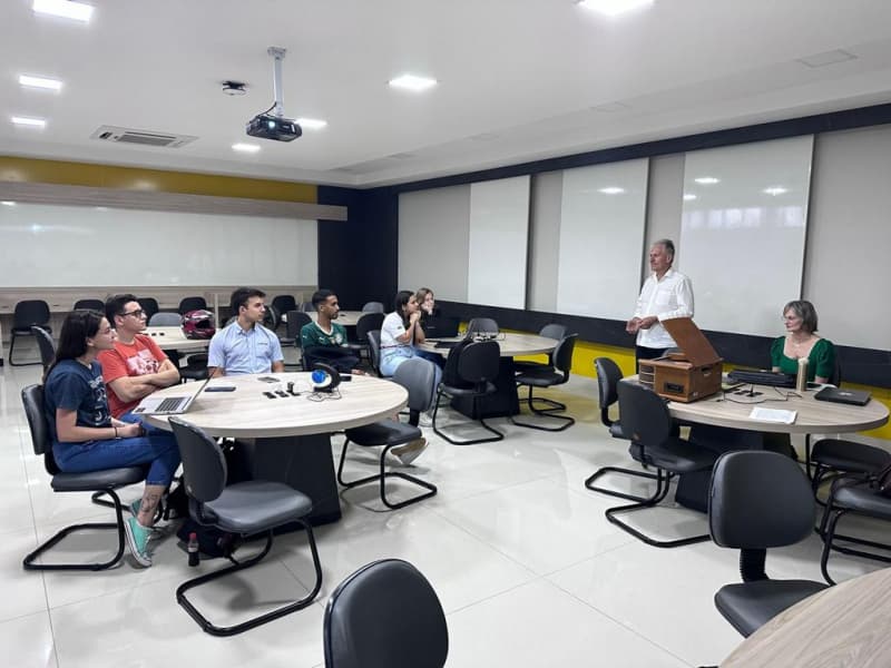 Acadêmicos de Administração recebem oficina de independência financeira