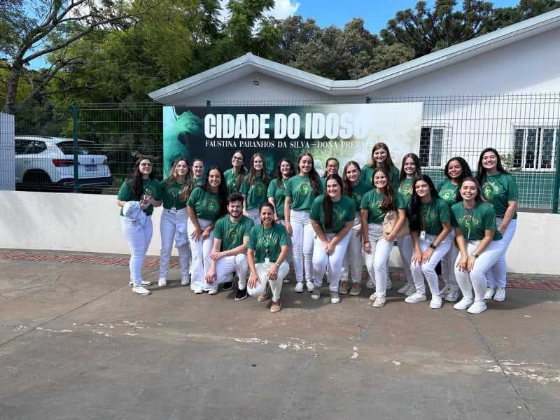 Acadêmicos de Farmácia orientam idosos em projeto de extensão