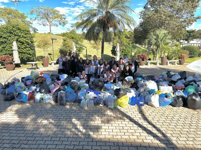 Curso de Educação Física realiza entrega de donativos arrecadados em evento esportivo