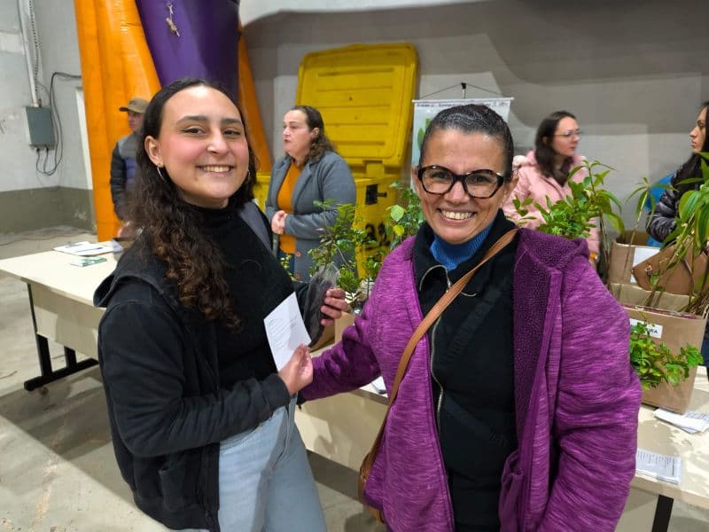 Alunos da FAG Toledo trocam lixo eletrônico por mudas de árvores