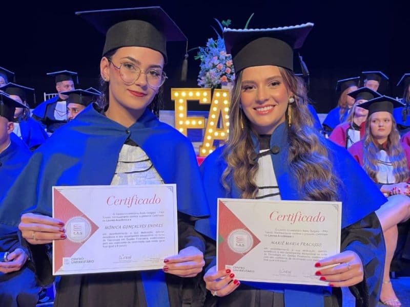 FAG Toledo homenageia alunos que se destacaram na graduação