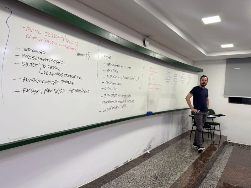Acadêmico compartilha experiência em projeto estratégico com alunos de Administração