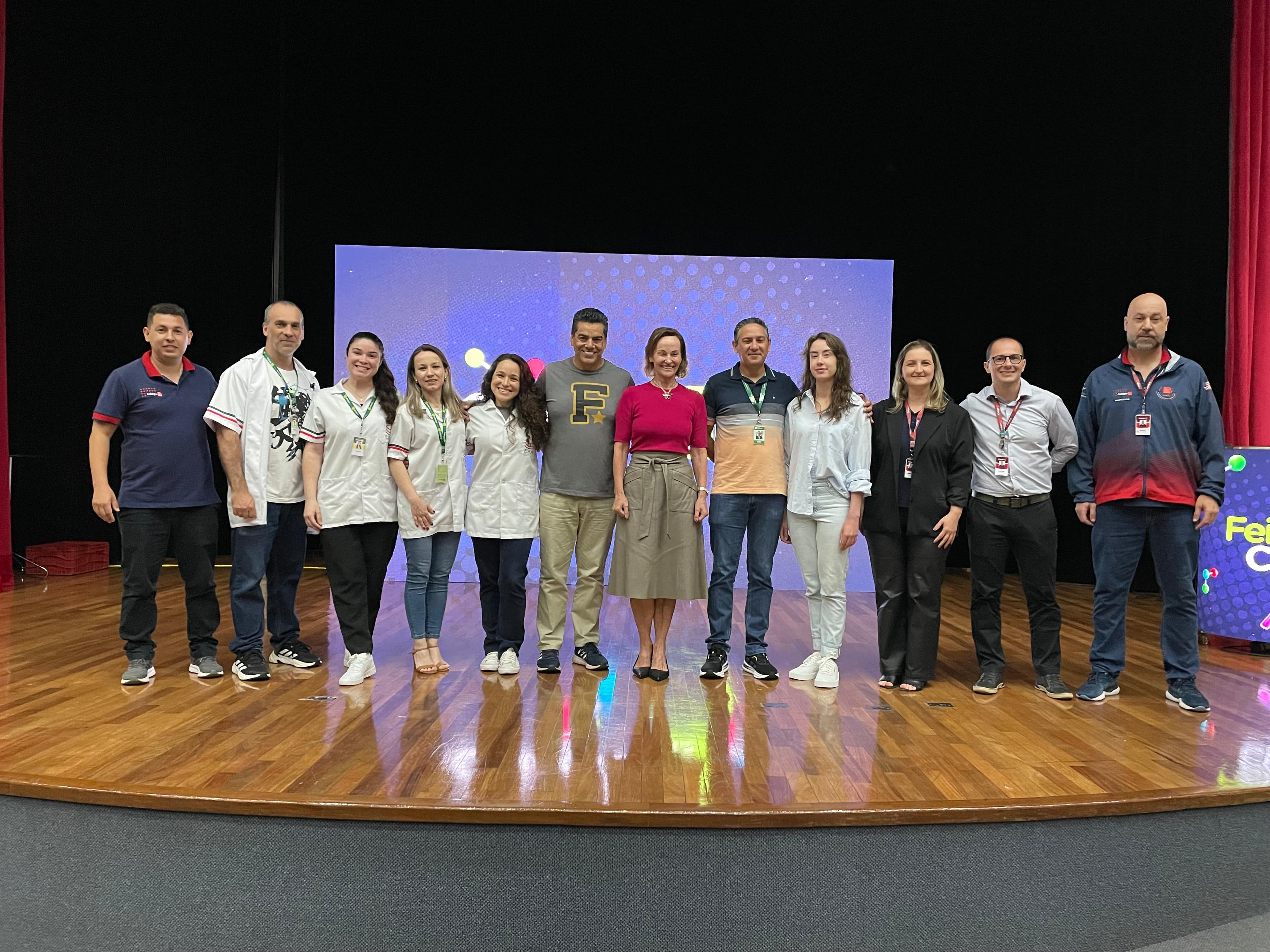 Colégio FAG realiza lançamento de livro com produções científicas de estudantes
