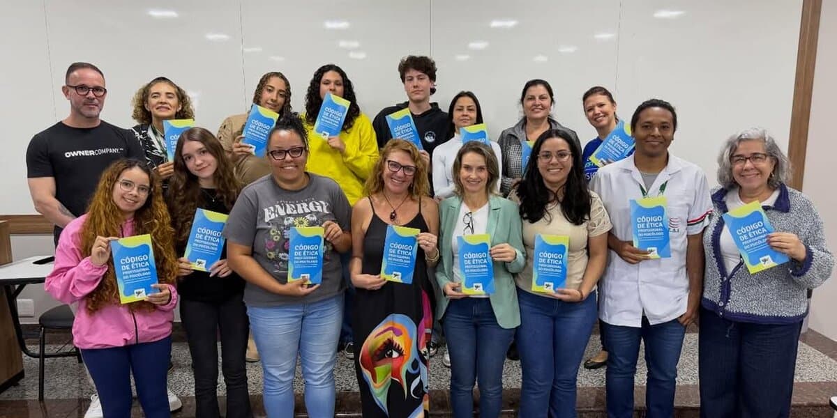 Calouros de psicologia recebem conselheiros do CRP-PR para conversa sobre ética na profissão