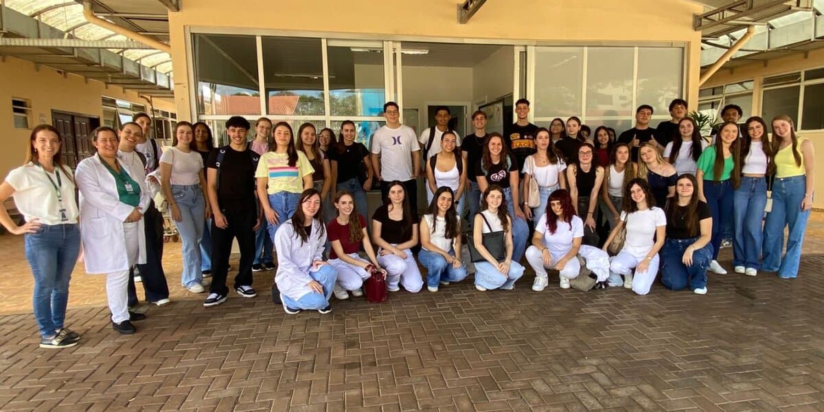 Acadêmicos de Fisioterapia do Centro FAG transformam teoria em prática com cartilha voltada a idosos