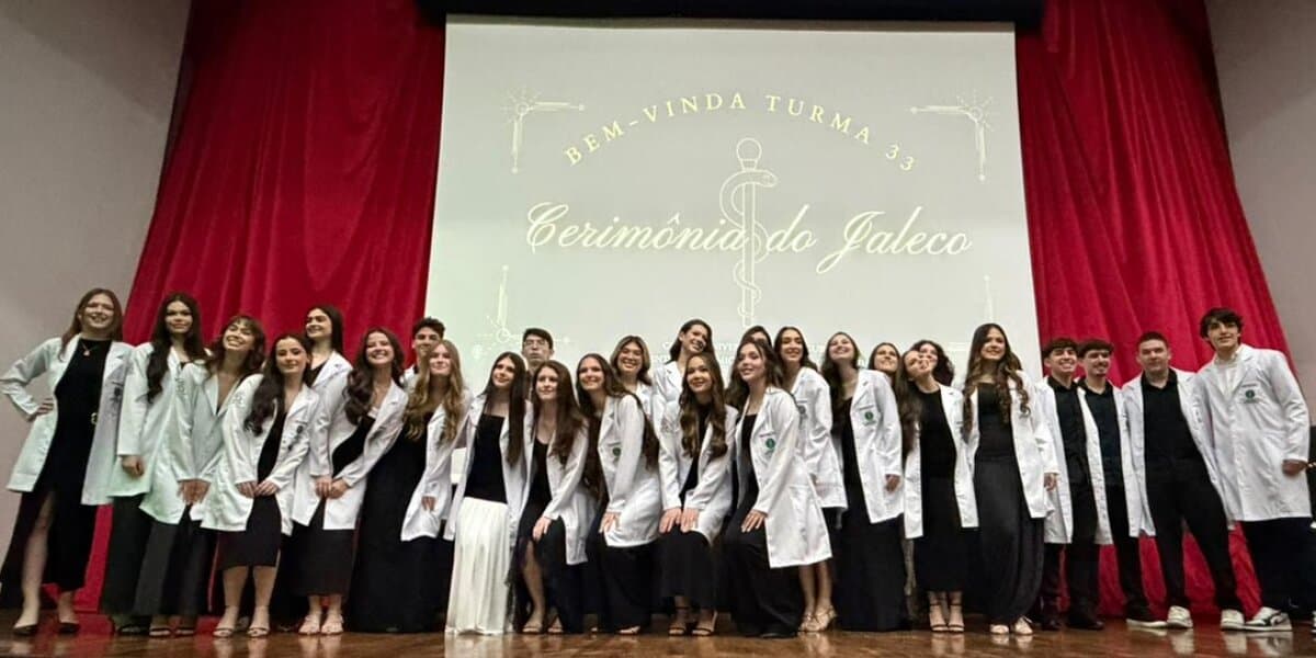 Primeira turma da T33 de Medicina participa da tradicional Cerimônia do Jaleco