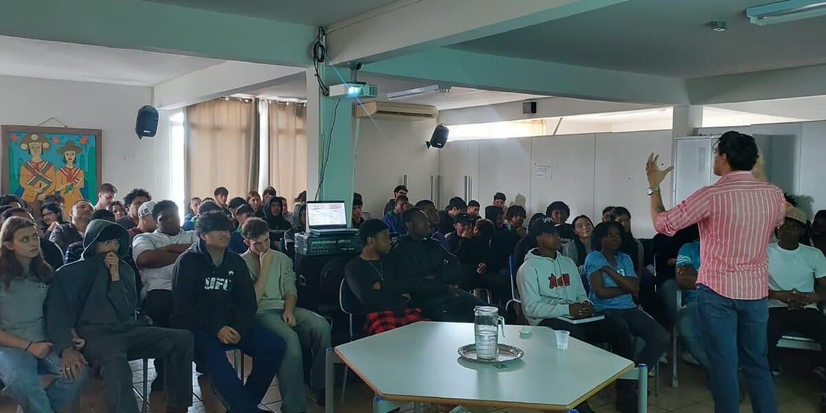 Coordenadores e professores apresentam a instituição a estudantes da rede pública estadual em Toledo