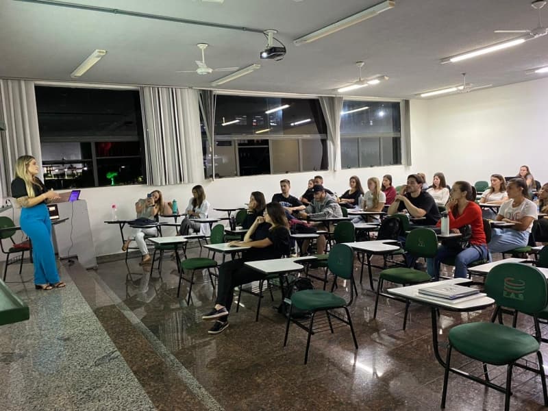 Nutricionista especialista em oncologia participa de bate-papo com acadêmicos