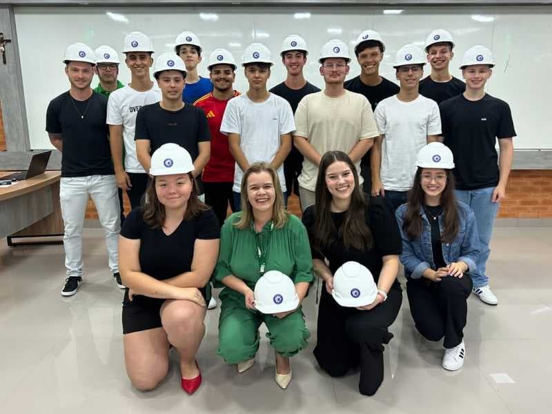 Calouros de Engenharia Civil participam da tradicional Cerimônia do Capacete