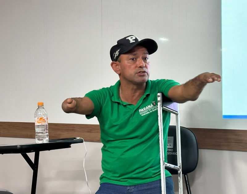 Acadêmicos de Educação Física recebem atleta paralímpico para bate-papo