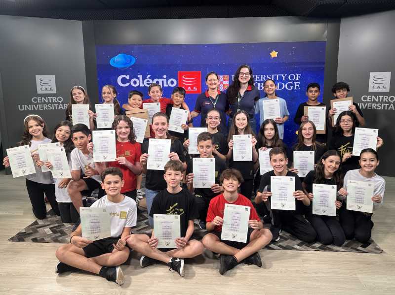 Entrega de certificados dos Exames de Proficiência de Cambridge